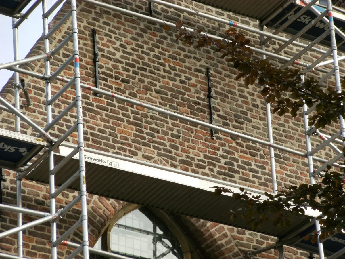 Onderhoud aan de Lambertuskerk in Buren