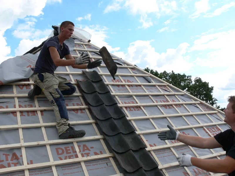 Dakwerk aan het Museum der Koninklijke Marechaussee: op het dak