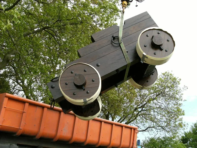 De nieuwe affuit voor het kanon op de Weeshuiswal: terug op de weeshuiswal