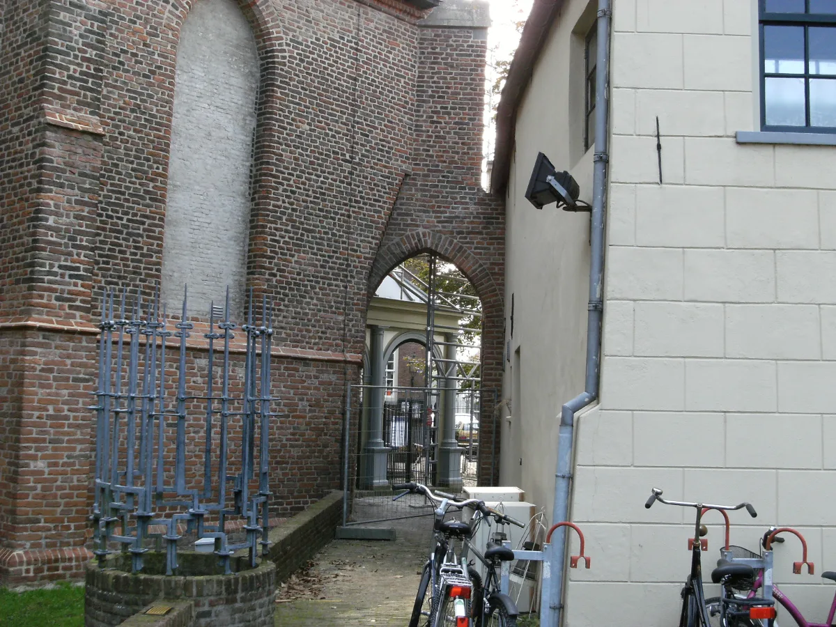 De Lambertuskerk in Buren in de steigers