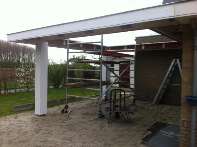 Aanbouw en overkapping: in aanbouw