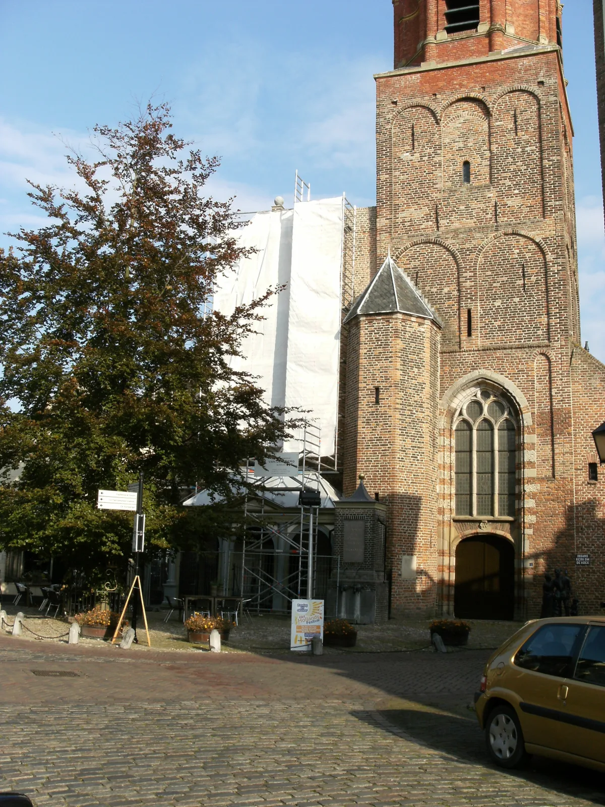Onderhoud aan de Lambertuskerk in Buren