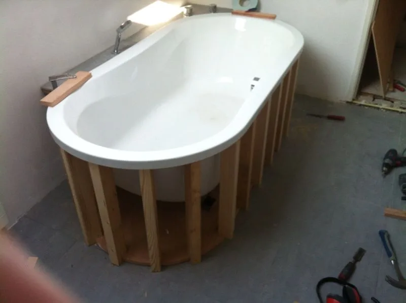 Badkamer in een monumentaal pand in Buren: het bad op een frame