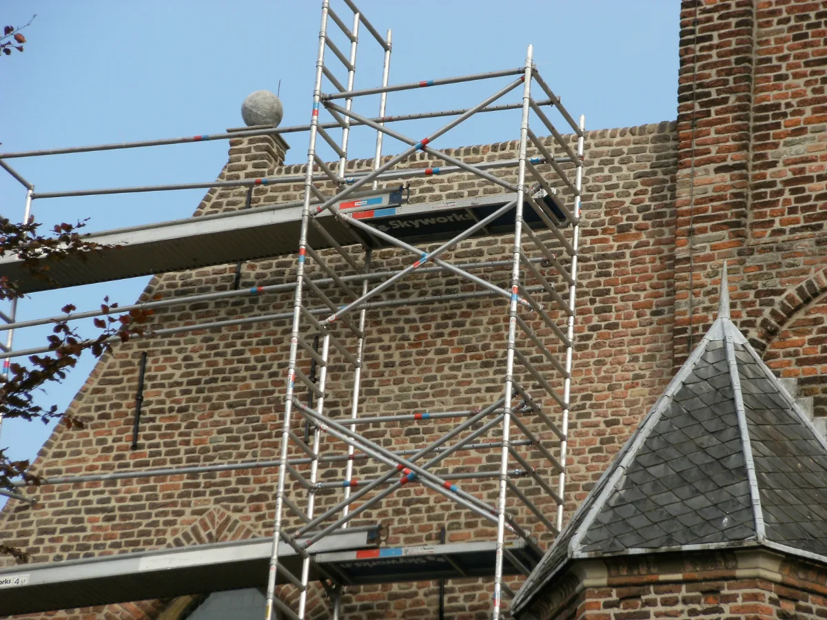 Onderhoud aan de Lambertuskerk in Buren