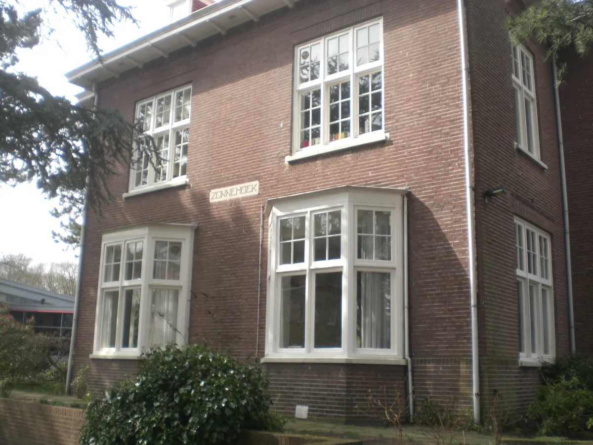 Nieuwe kozijnen bij de Hoge Hotelschool in Scheveningen